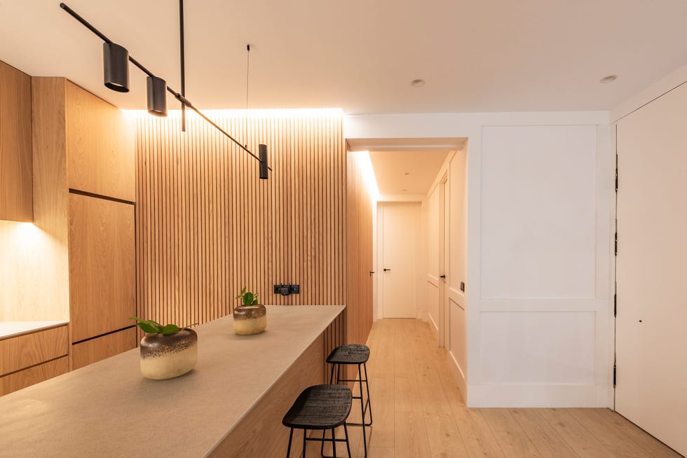 cocina con península diseñada en madera