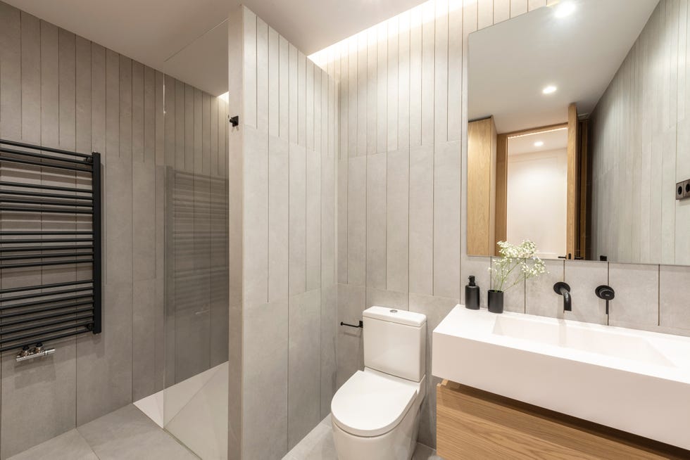 baño moderno con revestimiento de porcelánico gris