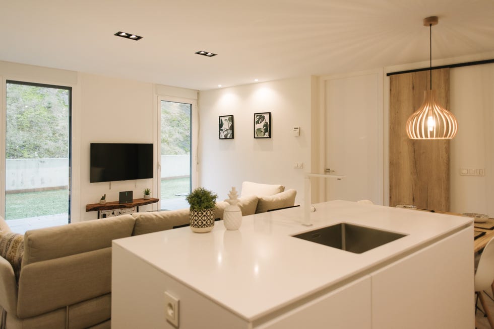 cocina moderna con isla central blanca