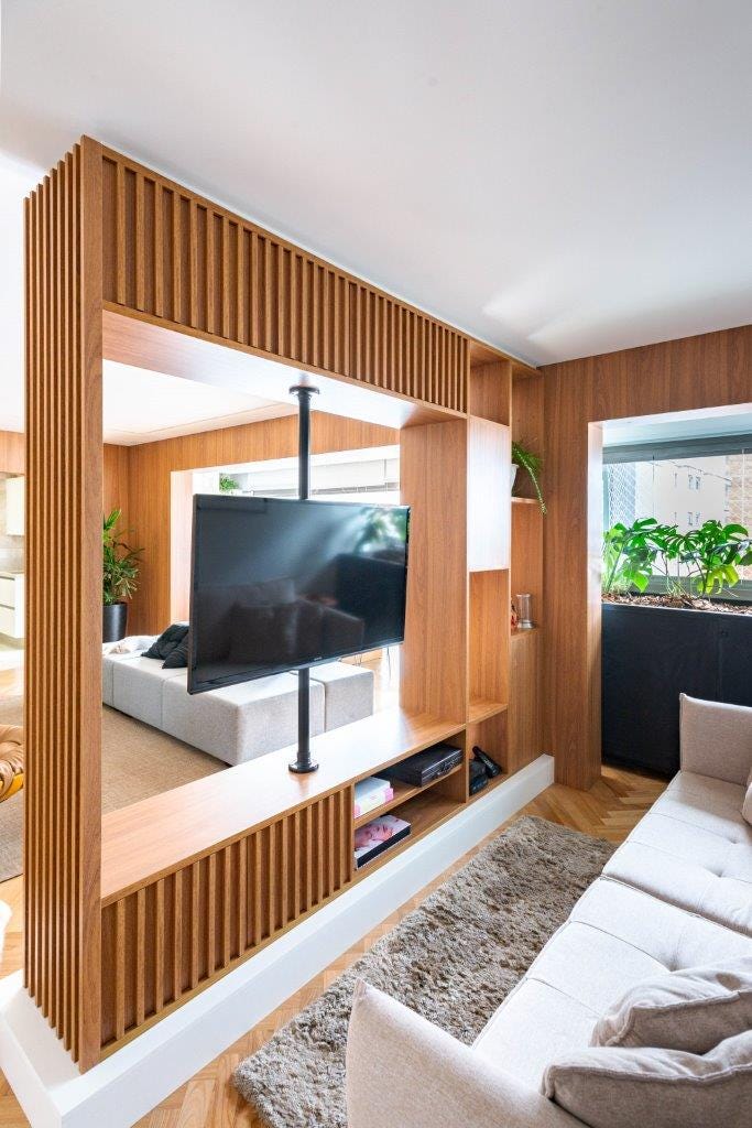estantería de madera de diseño moderno como mueble tv y divisor de ambientes