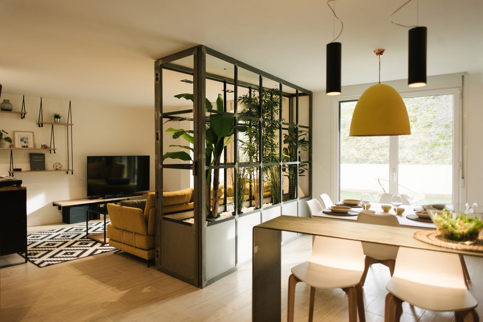 salón comedor cocina de diseño moderno con cerramiento de cristal