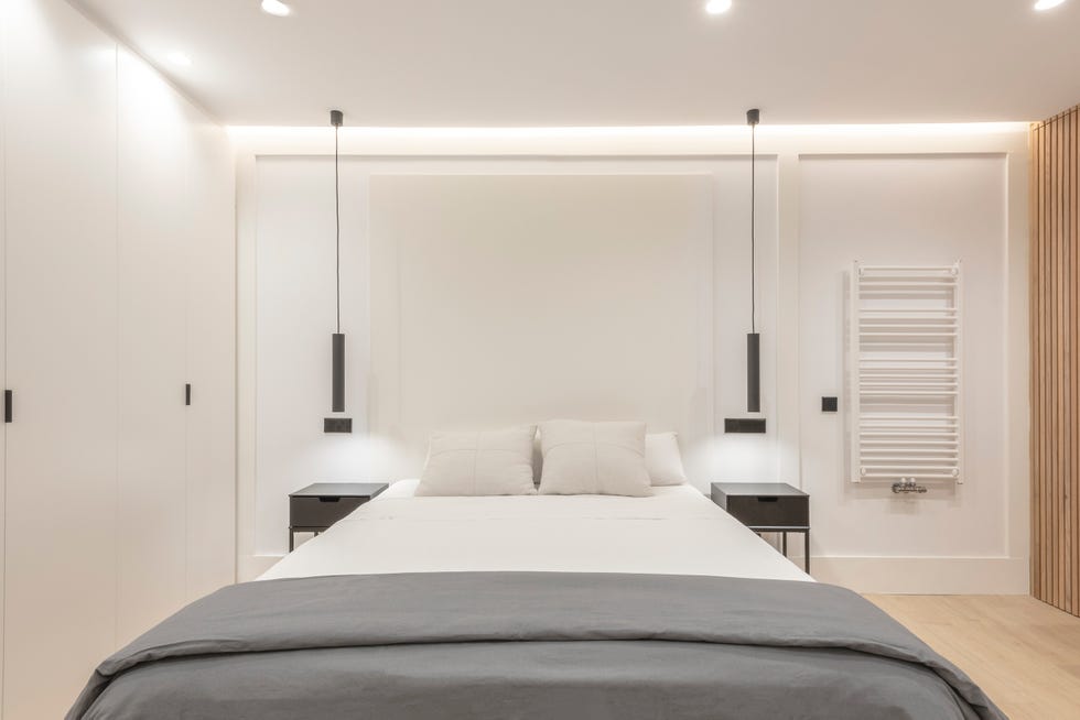 dormitorio de diseño moderno y minimalista decorado en tonos neutros
