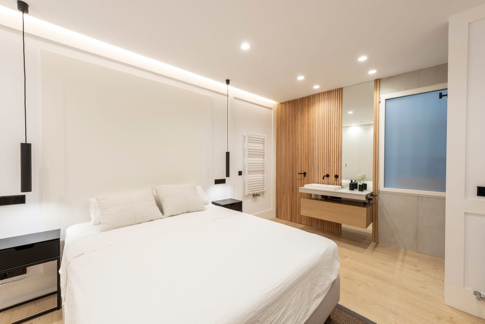 dormitorio minimalista con baño en suite
