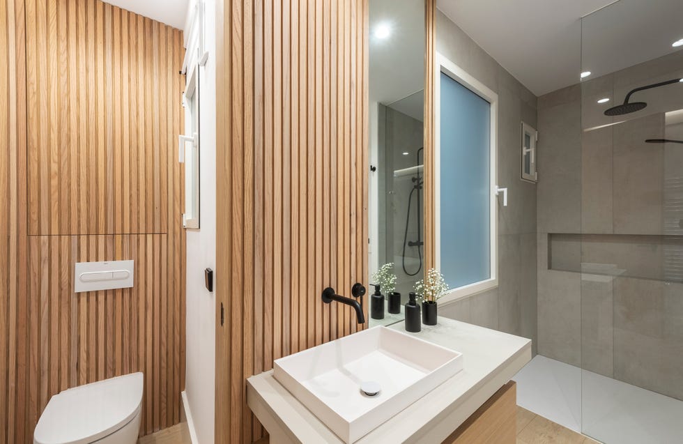 baño moderno con ducha y revestimiento con lamas de madera