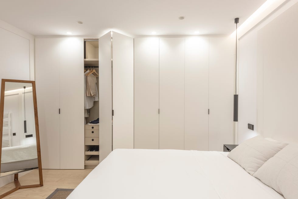 dormitorio minimalista con armario empotrado en color blanco