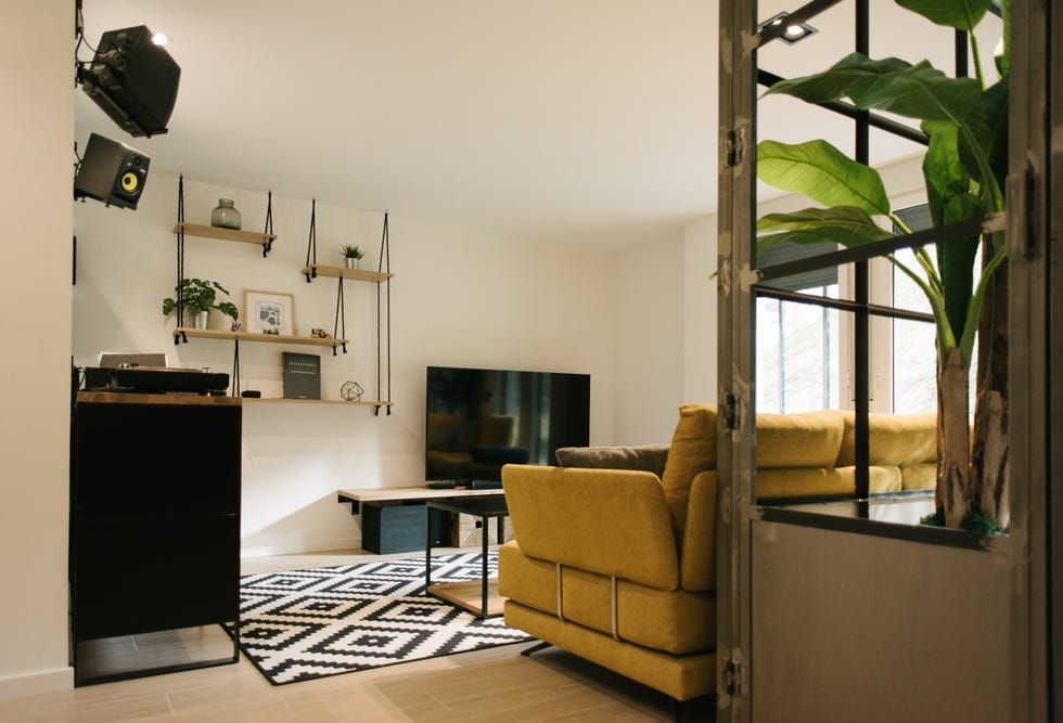 salón de diseño nórdico con sofá de color mostaza