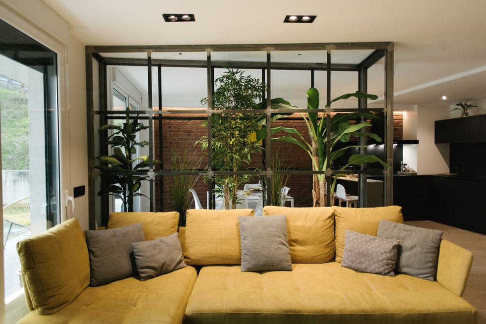 salón de diseño nórdico con sofá de color mostaza