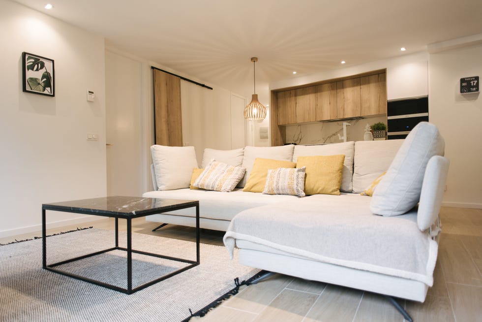 salón con cocina integrada de diseño moderno