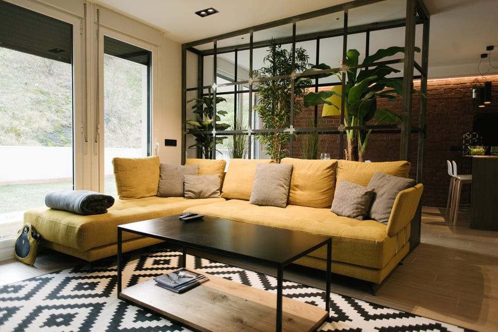 salón de diseño nórdico con sofá de color mostaza
