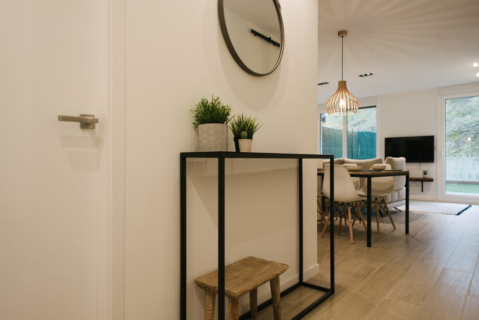 recibidor de diseño moderno con consola minimalista