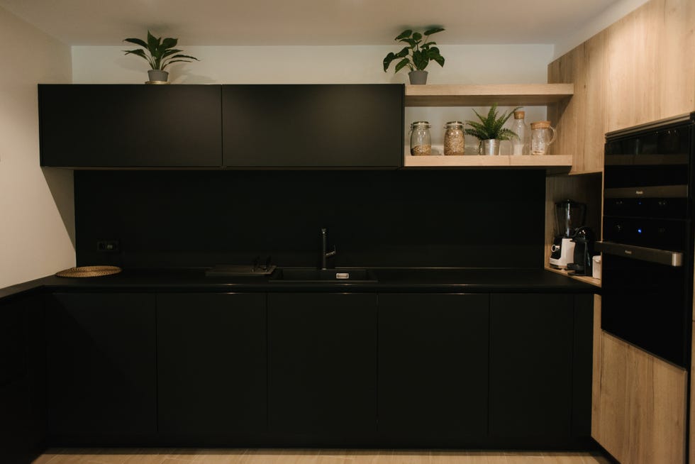 cocina de diseño moderno con armarios en color negro y madera
