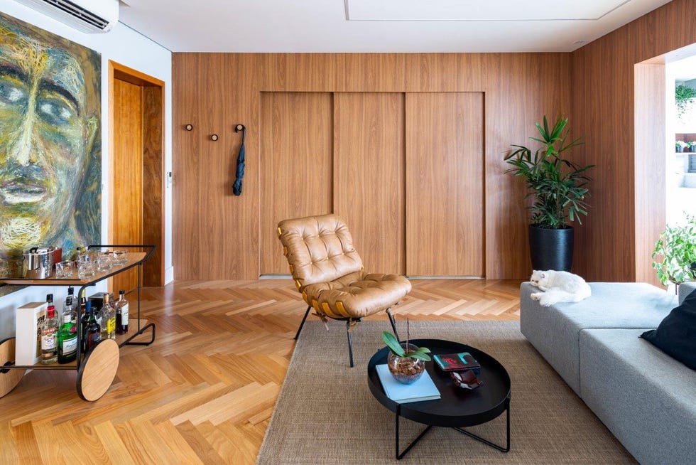 salón con puertas correderas de madera que ocultan la cocina