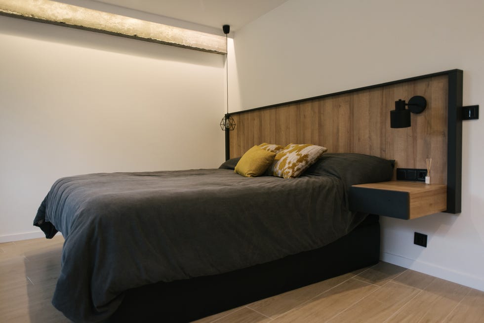 dormitorio moderno con cabecero de madera