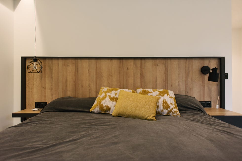 dormitorio moderno con cabecero de madera