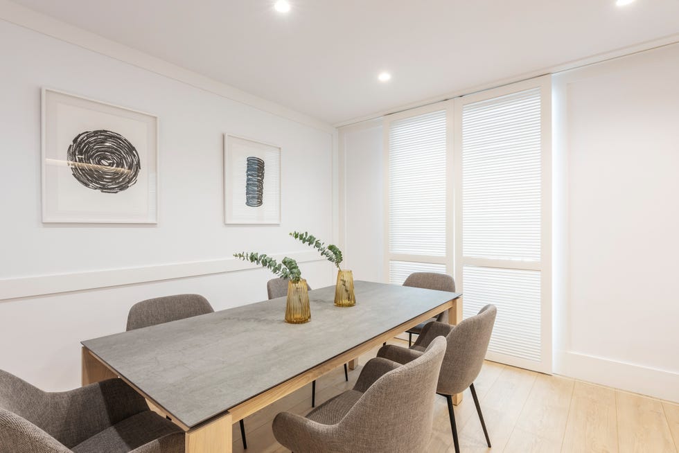 comedor de diseño moderno con mesa y sillas de color gris