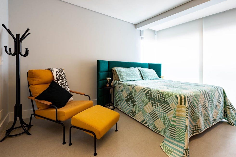 dormitorio con cabecero de terciopelo verde
