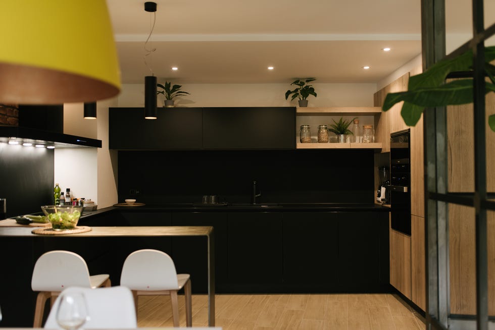 cocina con península diseñada en color negro