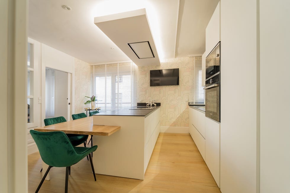 cocina blanca con isla y office