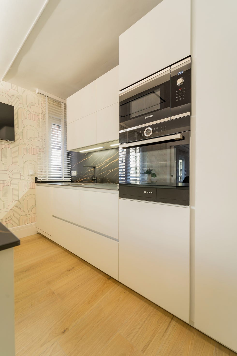 cocina blanca con armarios sin tiradores