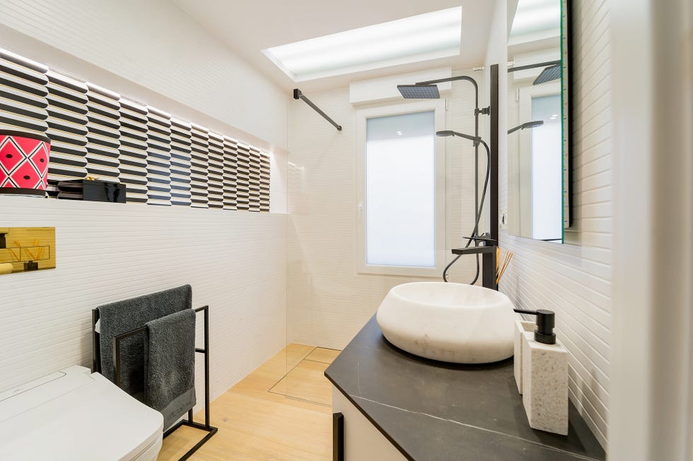 baño moderno diseñado en blanco y negro