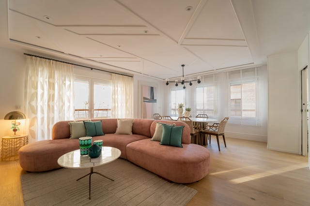 salón comedor con sofá de terciopelo rosa