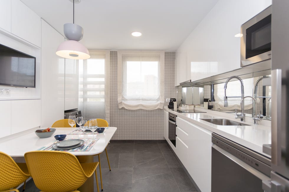 cocina blanca con office