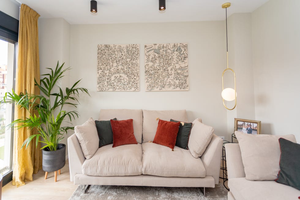 salón con dos sofás beige