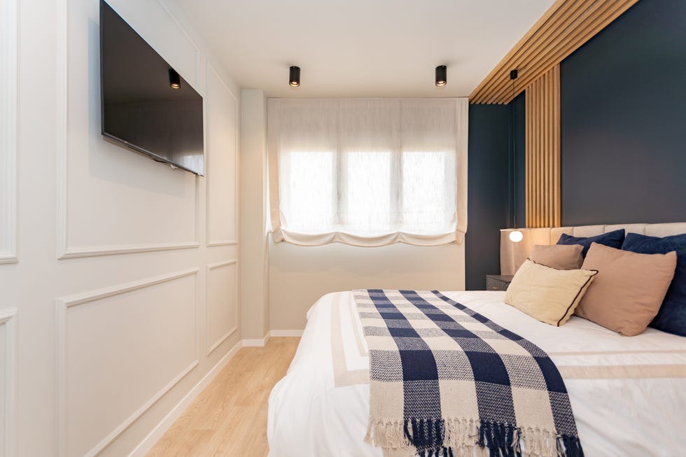 dormitorio con molduras decorativas en la pared