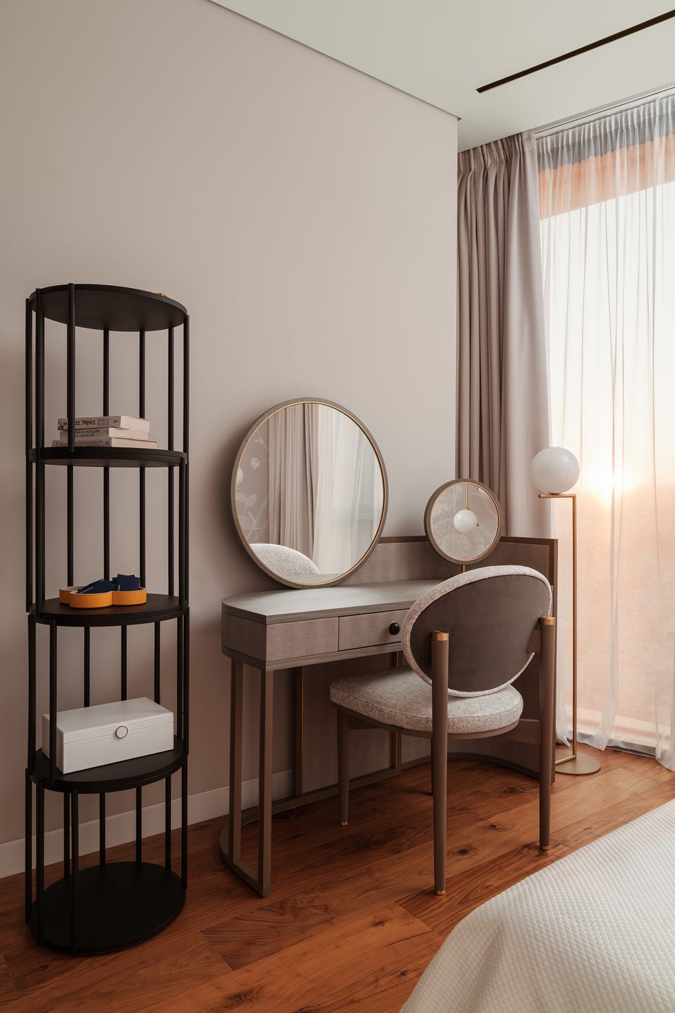 tocador de madera con silla y estantería negra