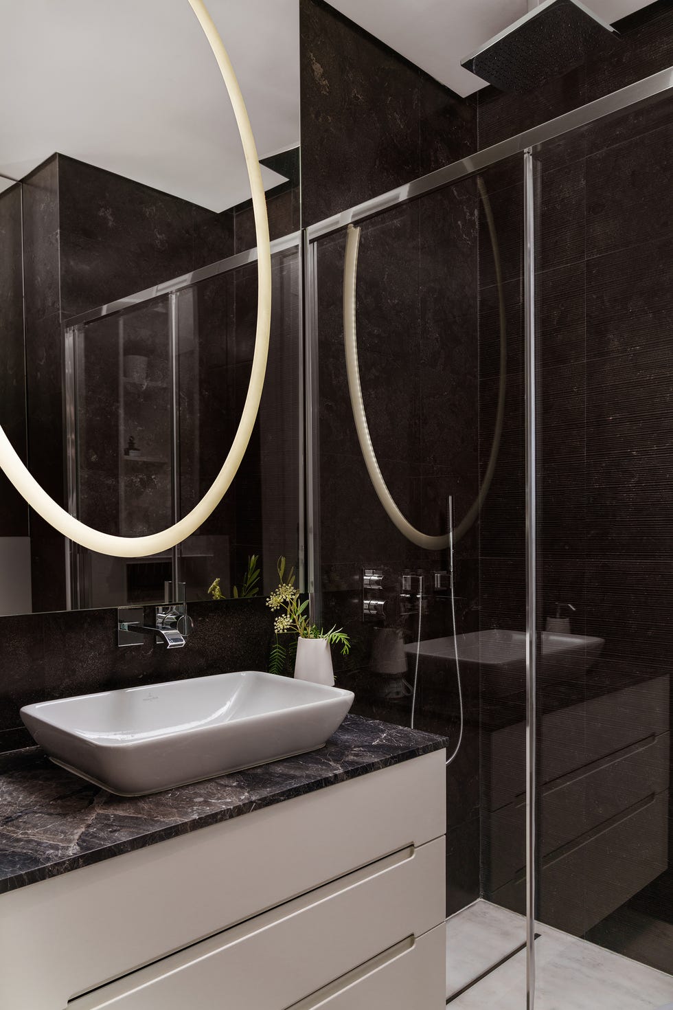 baño con revestimiento color chocolate
