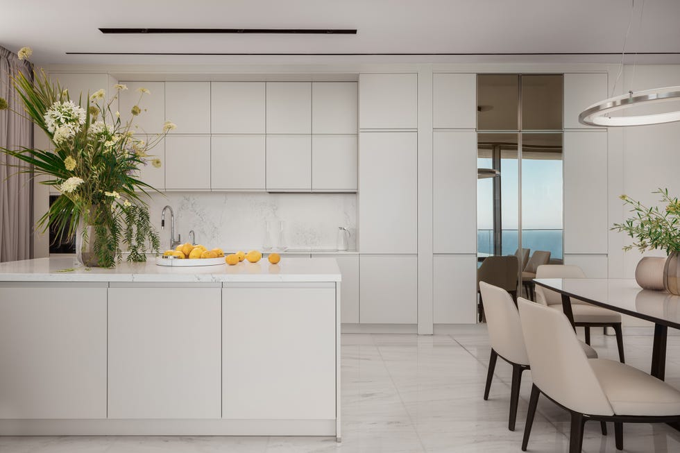 cocina con isla central blanca abierta