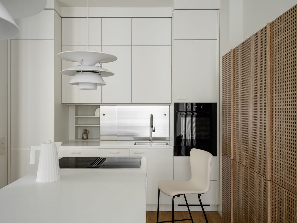 cocina de diseño minimalista con isla central blanca