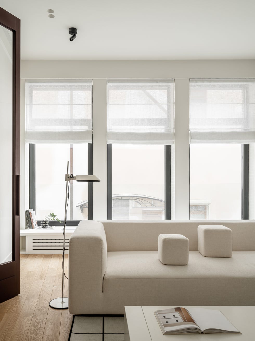 salón de diseño minimalista con sofá de color beige