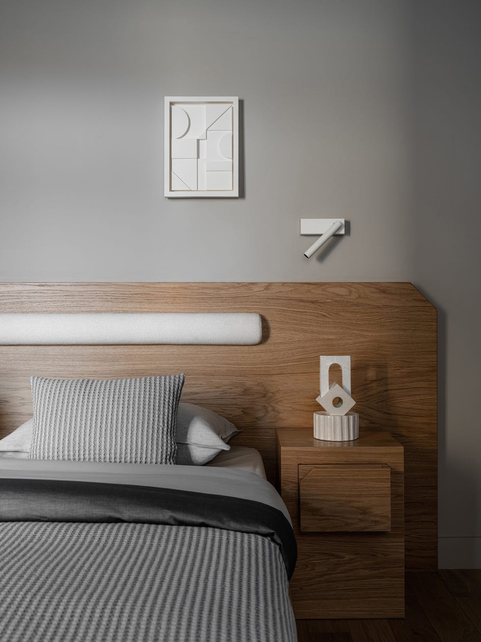 cabecero moderno de madera con mesita de noche
