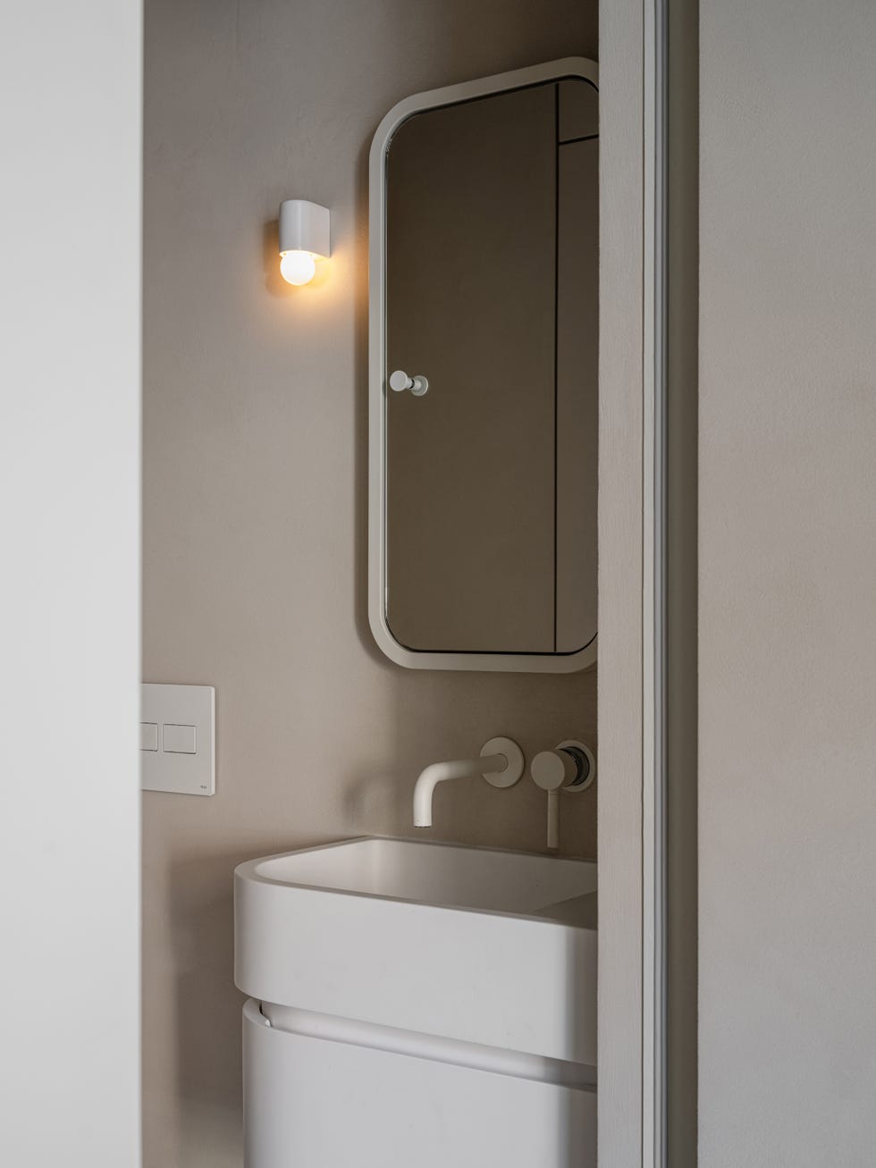 baño moderno con mueble blanco suspendido