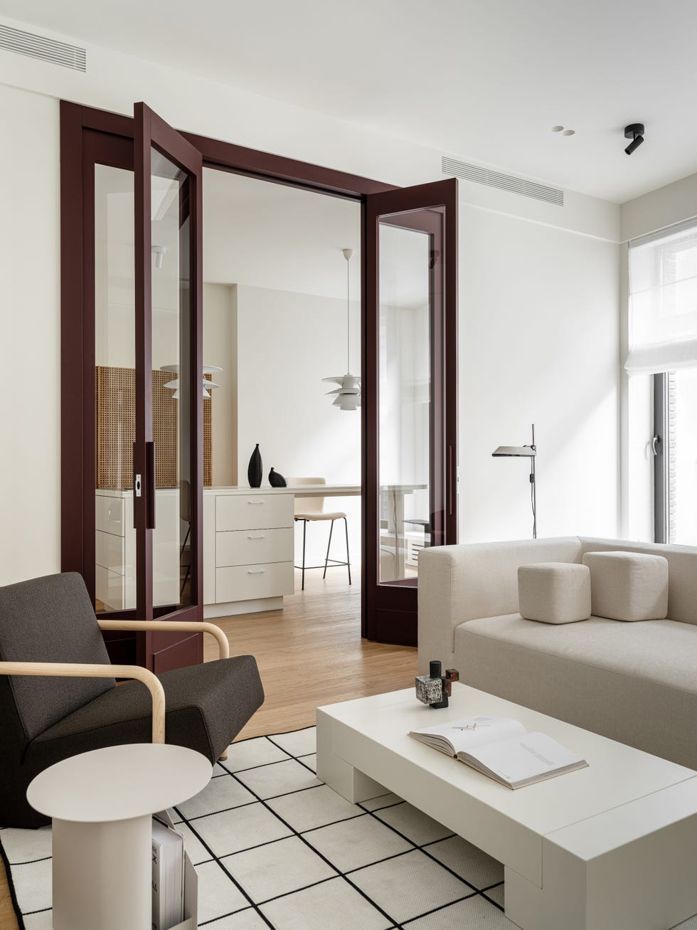 salón de diseño minimalista abierto a la cocina