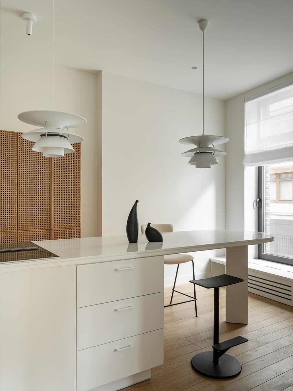 cocina de diseño minimalista con isla central blanca