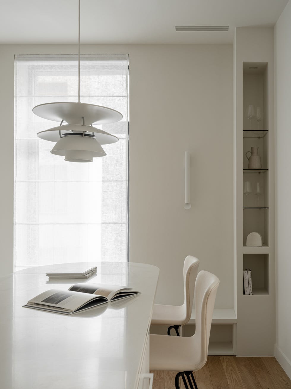 cocina de diseño minimalista con isla central blanca