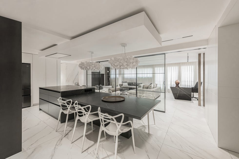 cocina con isla con mesa de comedor y cerramiento de cristal