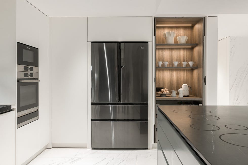 cocina con mueble desayunador de madera con iluminación led