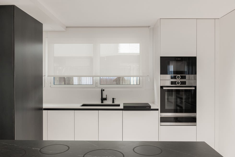 cocina con armarios blancos