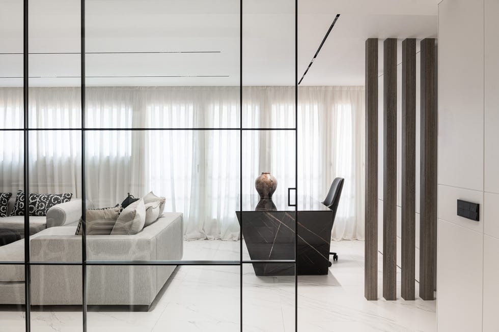 cristalera y salón con escritorio