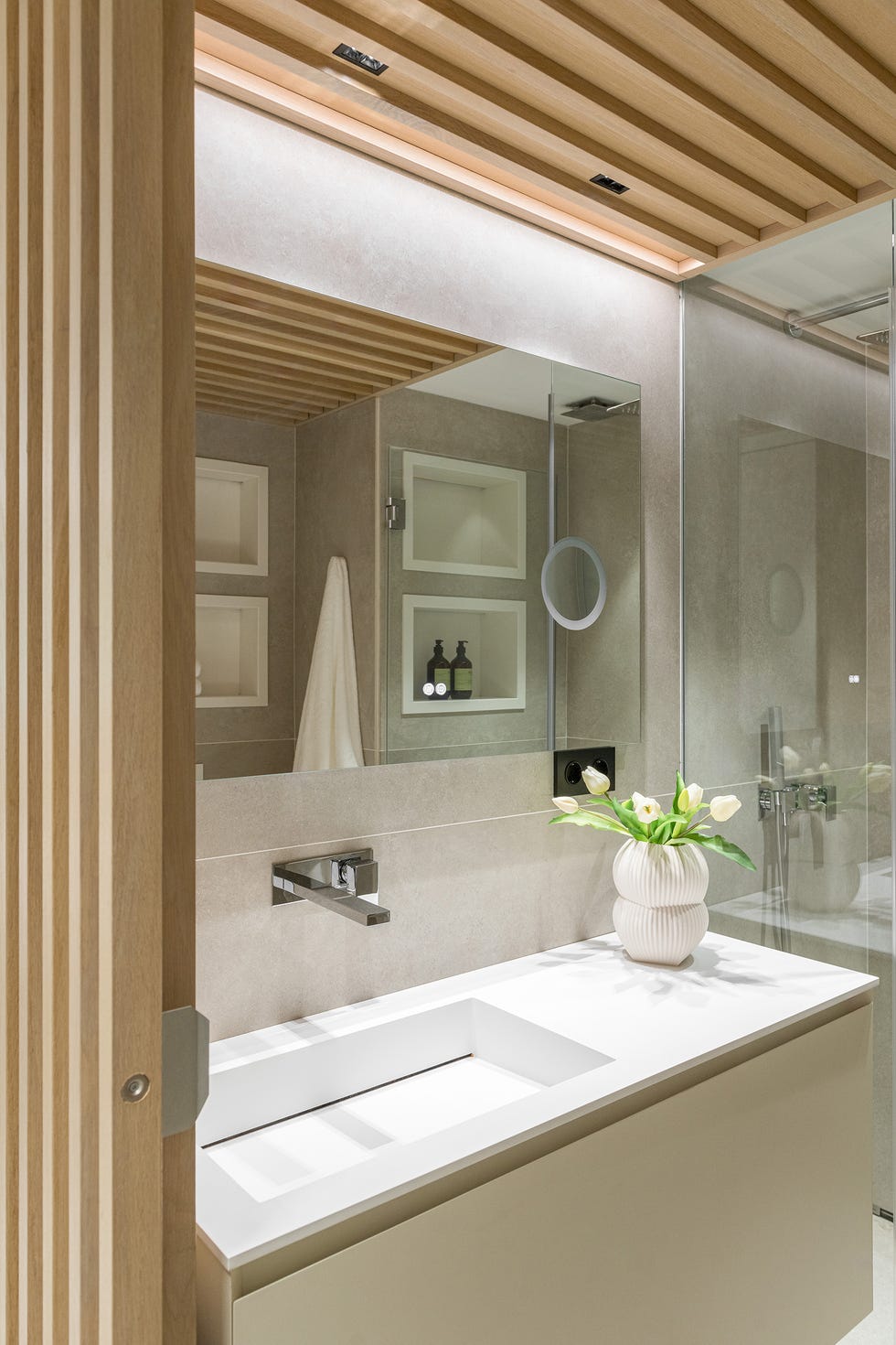 baño con mueble volado y techo con lamas de madera