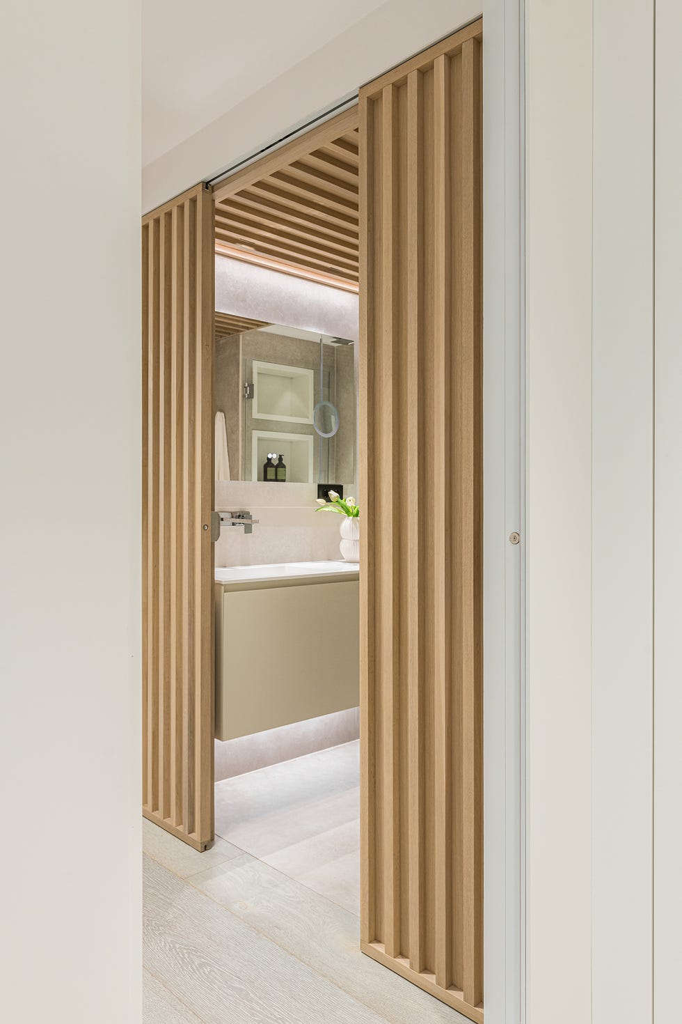 baño con puertas correderas de madera