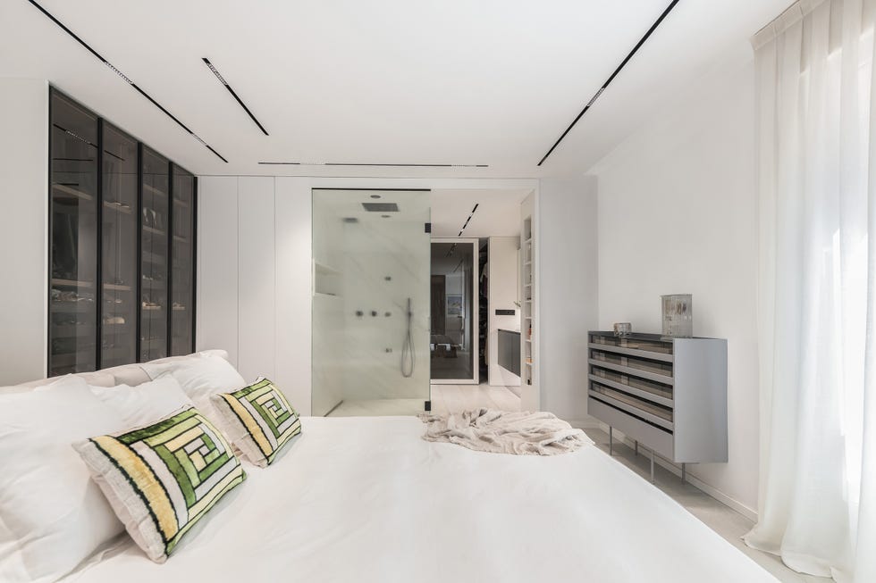 dormitorio con vestidor integrado y baño en suite
