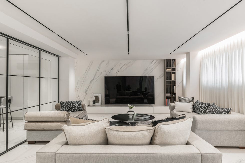 salón con sofás grises y mueble de tv con frente de mármol