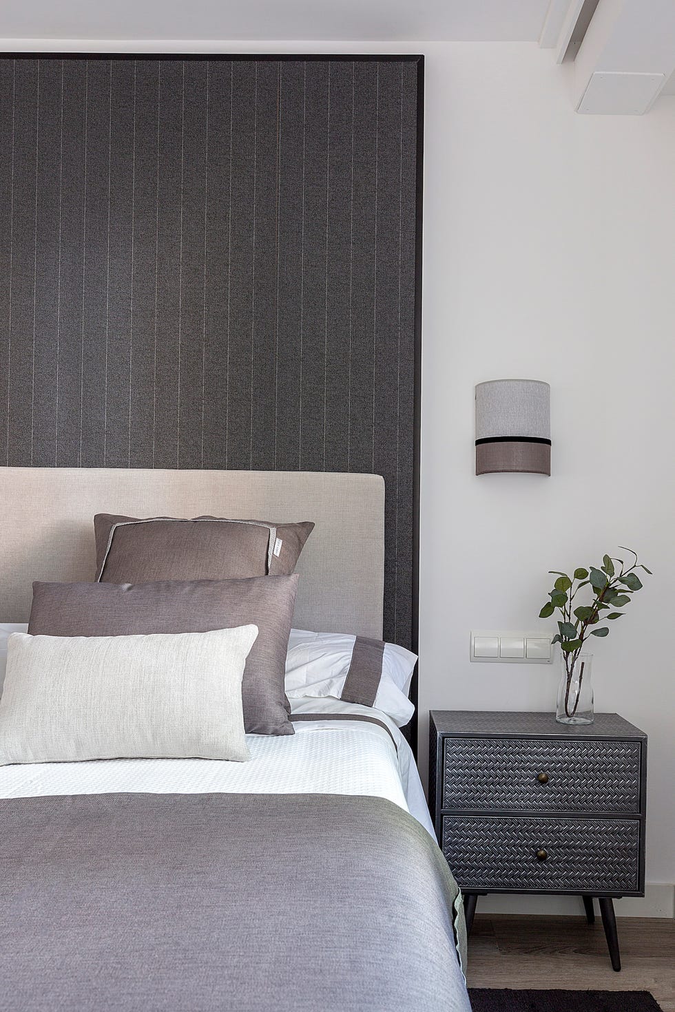 dormitorio moderno decorado en gris con doble cabecero