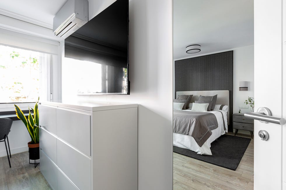 dormitorio moderno decorado en gris con doble cabecero