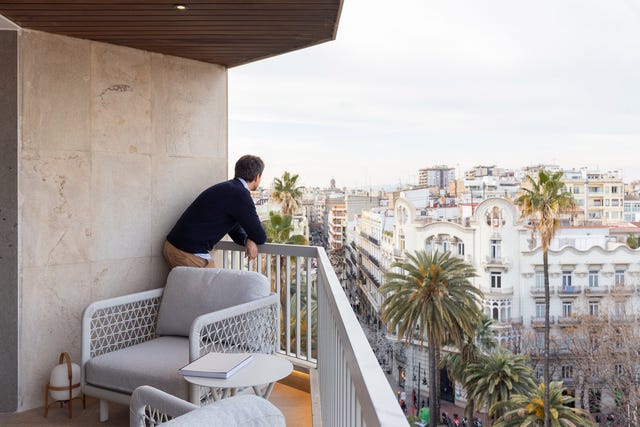 terraza con mobiliario de exterior moderno y vistas al ensanche de valencia