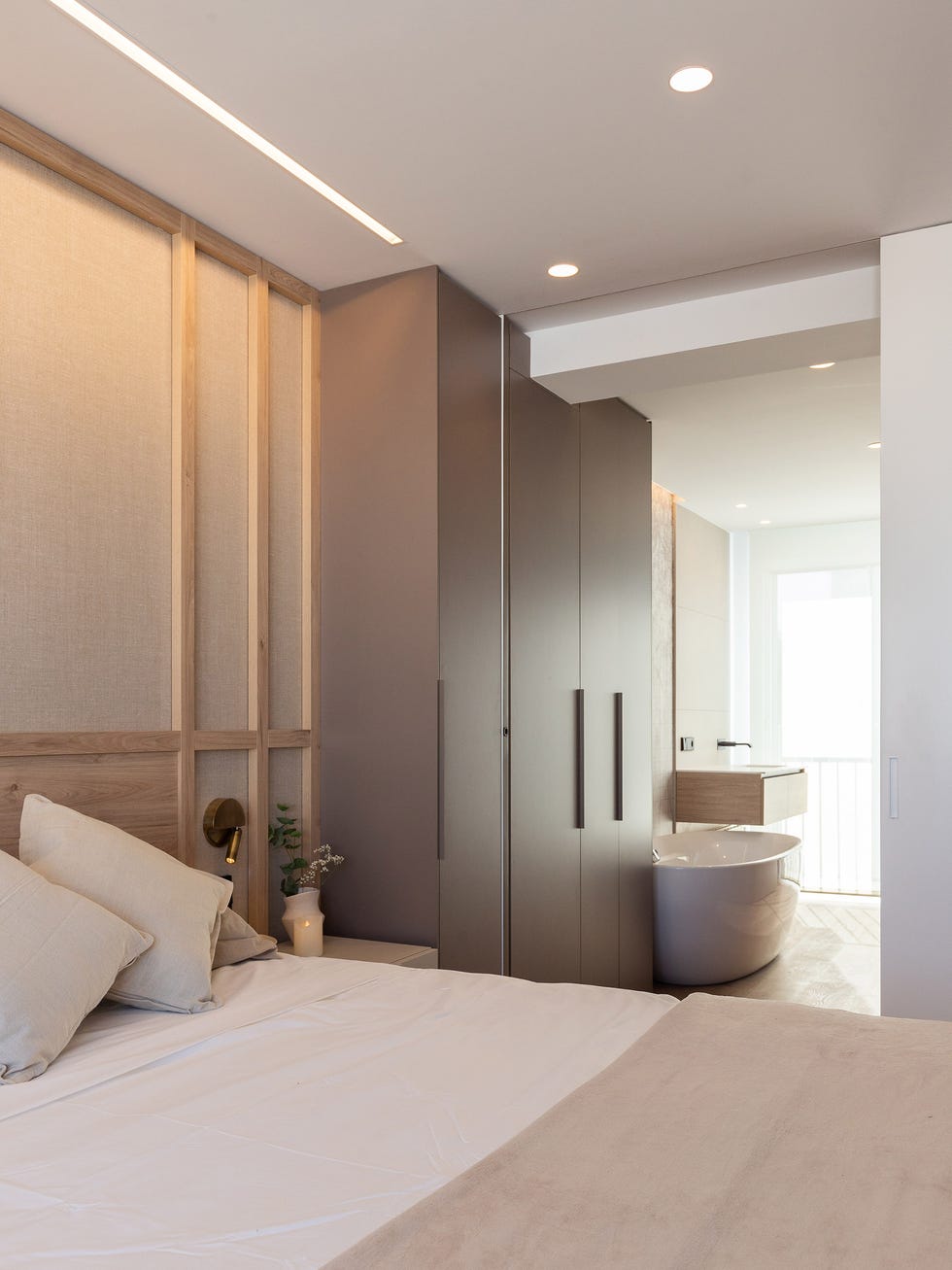 dormitorio con baño en suite
